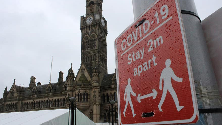Sign warning people to stay 2m apart